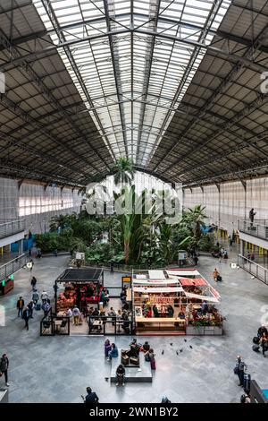 MADRID, SPAGNA - 23 MARZO 2023: Viaggiatori all'interno del giardino tropicale della stazione ferroviaria di Atocha, Madrid, Spagna. Foto Stock