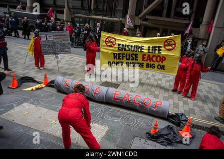 Londra, Regno Unito. 28 febbraio 2024. I manifestanti detengono bandiere e bandiere dalla compagnia assicurativa Lloyd's durante la manifestazione. Extinction Rebellion ha organizzato una campagna della durata di una settimana insieme ad altre organizzazioni come STOPEACOP, Tipping Point, Mothers Rise Up, Coal Action Network a Londra e in tutto il Regno Unito per colpire il settore assicurativo globale. Convincendoli a smettere di assicurare l'industria dei combustibili fossili. (Foto di Krisztian Elek/SOPA Images/Sipa USA) credito: SIPA USA/Alamy Live News Foto Stock