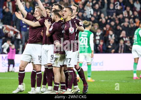 Tynecastle Park. Edimburgo. Scozia, Regno Unito. 28 febbraio 2024. Cinch Scottish Premiership. Cuore di Midlothian contro Hibernian. I giocatori Hearts celebrano l'equalizzatore Lawrence Shanklands.il gioco è terminato nel 1-1 (foto: Alamy Live News/David Mollison) crediti: David Mollison/Alamy Live News Foto Stock