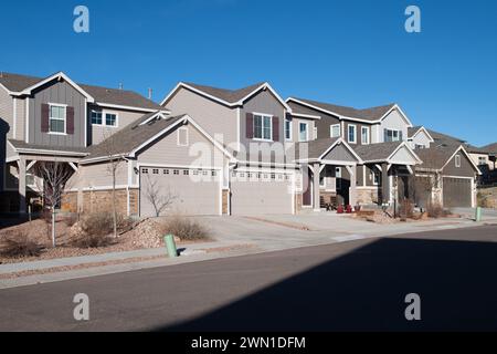 Nuove case duplex e residenze cittadine in un'area di Rockrimmon, nella parte settentrionale di Colorado Springs. Foto Stock