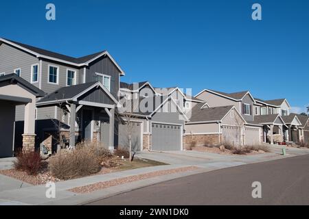 Nuove case duplex e residenze cittadine in un'area di Rockrimmon, nella parte settentrionale di Colorado Springs. Foto Stock