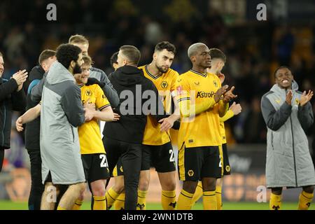 Giocatori del Woloves dopo la partita durante il quinto turno di fa Cup tra Wolverhampton Wanderers e Brighton e Hove Albion a Molineux, Wolverhampton, mercoledì 28 febbraio 2024. (Foto: Gustavo Pantano | MI News) crediti: MI News & Sport /Alamy Live News Foto Stock