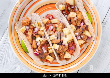 Tacos al pastor piatto messicano con maiale e ananas Foto Stock