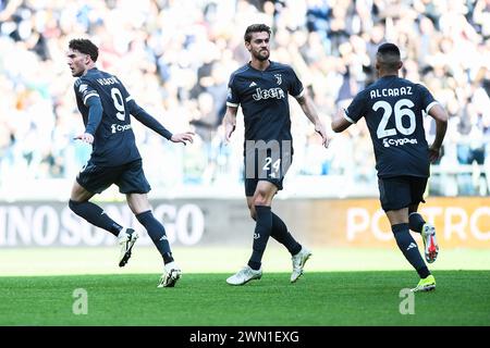 Dusan Vlahovic della Juventus festeggia dopo aver segnato con Daniele Rugani della Juventus e Carlos Alcaraz della Juventus durante la partita di calcio di serie A. Foto Stock