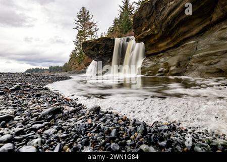 Cascata su Sandcut Beach - Jordan River Regional Park - vicino a Sooke, Vancouver Island, British Columbia, Canada Foto Stock