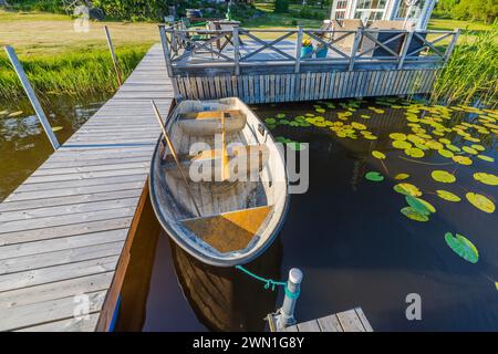 Splendida vista del tipico molo privato su un lago in Svezia. Foto Stock