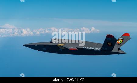 Un XQ-58A Valkyrie del corpo dei Marines degli Stati Uniti, veicolo aereo senza equipaggio tattico altamente autonomo e a basso costo, si libra in testa durante il suo secondo volo di prova alla Eglin Air Force base, Flag., 23 febbraio 2023. Il volo di prova XQ-58A Valkyrie e i dati raccolti informano i futuri requisiti per il corpo dei Marines in un ambiente di sicurezza in rapida evoluzione, alimentando al contempo con successo opportunità congiunte di innovazione e sperimentazione. (Foto U.S. Air Force del Master Sgt. John McRell) Foto Stock