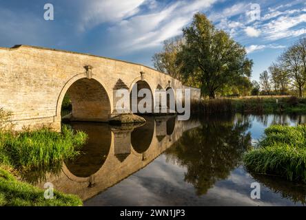 Milton Ferry Bridge, un vecchio ponte di pietra calcarea sul fiume Nene, Ferry Meadows, Peterborough, Inghilterra, con un cielo spettacolare Foto Stock