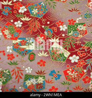 Tradizionali motivi giapponesi che rappresentano festività e fortuna botanico/floreale nei colori oro, rosso e verde Foto Stock