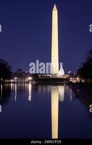 Riflessi del monumento a Washington e del Campidoglio di Washington DC Foto Stock
