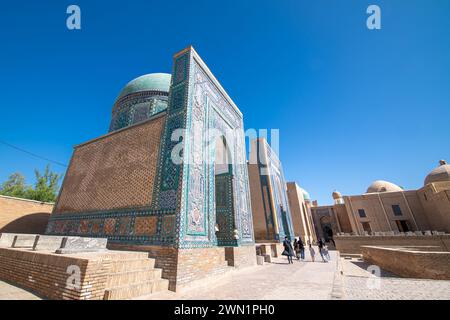 24 GIUGNO 2023, SAMARCANDA, UZBEKISTAN: Ornamento decorativo simmetrico di ingresso alla tomba e porta aperta a Shah-i-Zinda, un complesso commemorativo, necro Foto Stock