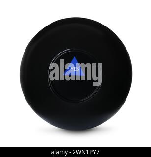 Magic Eight Ball con predizione Sì isolato su bianco Foto Stock