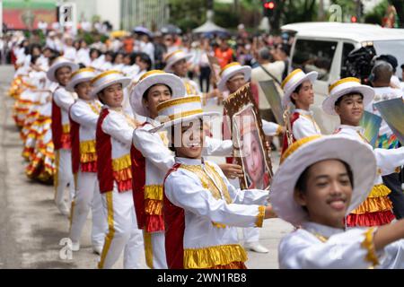 Domenica 14 gennaio 2024, Cebu City, Filippine. Un gruppo contingente si esibisce nella competizione di danza di strada Sinulog sa Lalawigan. Foto Stock