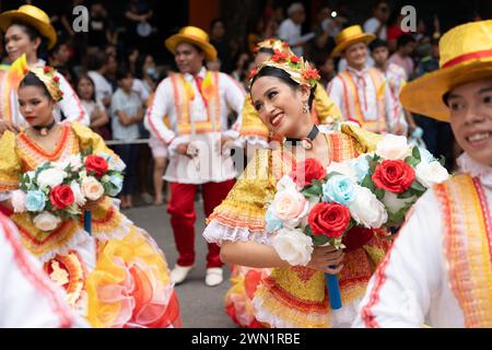 Domenica 14 gennaio 2024, Cebu City, Filippine. Un gruppo contingente si esibisce nella competizione di danza di strada Sinulog sa Lalawigan. Foto Stock