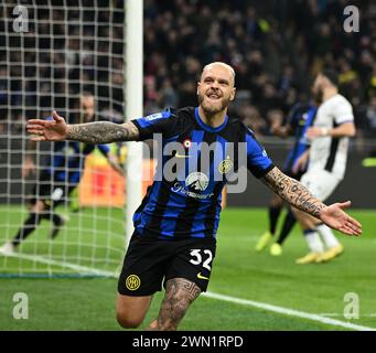 Milano, Italia. 28 febbraio 2024. Federico Dimarco dell'Inter celebra il suo gol durante una partita di serie A tra l'Inter e l'Atalanta a Milano, 28 febbraio 2024. Crediti: Alberto Lingria/Xinhua/Alamy Live News Foto Stock