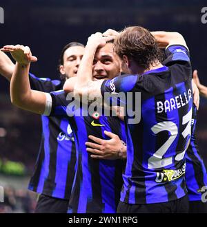 Milano, Italia. 28 febbraio 2024. Lautaro Martinez (C) dell'Inter celebra il suo gol con i compagni di squadra durante una partita di serie A tra l'Inter e l'Atalanta a Milano, Italia, 28 febbraio 2024. Crediti: Alberto Lingria/Xinhua/Alamy Live News Foto Stock