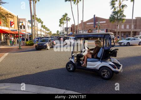 USA Florida FL la comunità di pensionati villaggi anziani pensionati Lake Sumter Landing donna nel suo golf cart Foto Stock