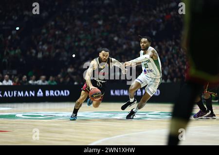 Mike JAMES 55 (Monaco) Juhann BEGARIN 23 (Nanterre) durante la partita di basket Betclic Elite del campionato francese tra Nanterre 92 e Monaco Basket il 28 febbraio 2024 alla Paris la Defense Arena di Nanterre Foto Stock