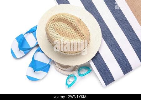 Elegante cappello da spiaggia, infradito, borsa e occhiali da bagno su sfondo bianco Foto Stock