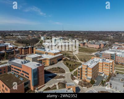 Vista aerea della University of Maryland Baltimore County UMBC Catonsville, piscina, commons, quad, Honors College, ufficio di ammissione, retri Foto Stock