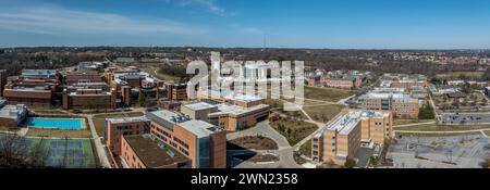 Vista aerea della University of Maryland Baltimore County UMBC Catonsville, piscina, commons, quad, Honors College, ufficio di ammissione, retri Foto Stock