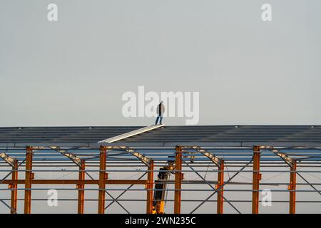 Una persona in piedi su un edificio in acciaio Foto Stock