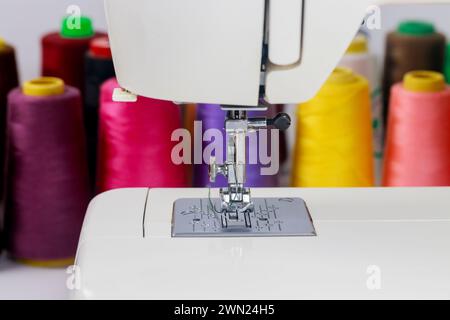 Fili colorati utilizzati sulle macchine da cucire. Foto Stock