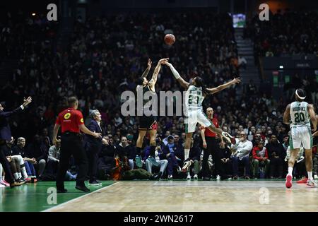 Mike JAMES 55 (Monaco) Juhann BEGARIN 23 (Nanterre) durante la partita di basket Betclic Elite del campionato francese tra Nanterre 92 e Monaco Basket il 28 febbraio 2024 alla Paris la Defense Arena di Nanterre Foto Stock