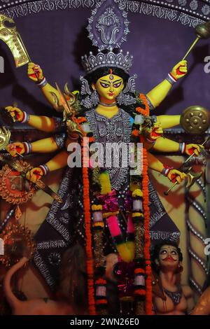 idolo della dea indù maa durga, festival tradizionale indiano-bengalese durga puja, adorazione della dea durga Foto Stock