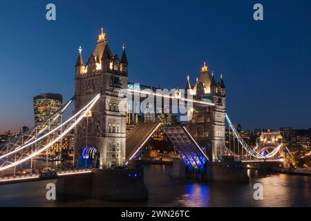 Inghilterra, Londra, Tower Bridge aperto di notte Foto Stock