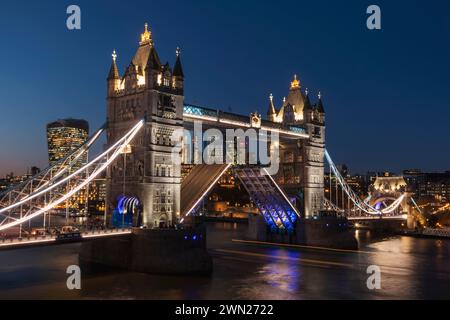 Inghilterra, Londra, Tower Bridge aperto di notte Foto Stock