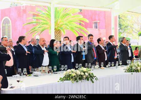 LEON, MESSICO - FEB 28. Diego Sinhue, Governatore dello Stato di Guanajuato, Ale Gutierrez, Sindaco della città di Leon e Consiglio di amministrazione durante la cerimonia di Asociacion de Empresas Proveedoras Industriales de Mexico (Associazione delle società fornitrici industriali del Messico) APIMEX ha eletto il Consiglio di amministrazione 2024-2025 presso Hotsson Garden il 28 febbraio 2024 a Leon, Messico. (Foto di JVMODEL) Foto Stock