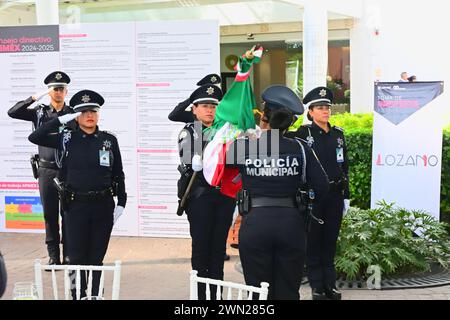 LEON, MESSICO - FEB 28. Dipartimento di polizia di Leon City in cerimonia della bandiera durante l'Asociacion de Empresas Proveedoras Industriales de Mexico (Associazione delle aziende fornitrici industriali del Messico) APIMEX ha eletto il Consiglio di amministrazione 2024 - 2025 presso Hotsson Garden il 28 febbraio 2024 a Leon, Messico. (Foto di JVMODEL) Foto Stock