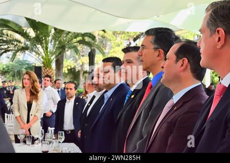 LEON, MESSICO - FEB 28. Diego Sinhue, Governatore dello Stato di Guanajuato, Ale Gutierrez, Sindaco della città di Leon e Consiglio di amministrazione durante la cerimonia dell'Asociacion de Empresas Proveedoras Industriales de Mexico (Associazione delle società fornitrici industriali del Messico) APIMEX ha eletto il Consiglio di amministrazione 2024-2025 presso Hotsson Garden il 28 febbraio 2024 a Leon, Messico. (Foto di JVMODEL) Foto Stock