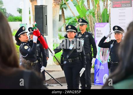 LEON, MESSICO - FEB 28. Dipartimento di polizia di Leon City in cerimonia della bandiera durante l'Asociacion de Empresas Proveedoras Industriales de Mexico (Associazione delle aziende fornitrici industriali del Messico) APIMEX ha eletto il Consiglio di amministrazione 2024 - 2025 presso Hotsson Garden il 28 febbraio 2024 a Leon, Messico. (Foto di JVMODEL) Foto Stock