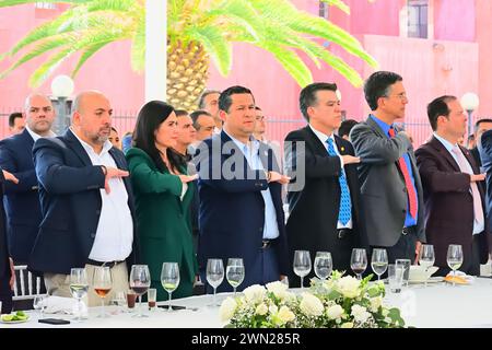 LEON, MESSICO - FEB 28. Diego Sinhue, Governatore dello Stato di Guanajuato, Ale Gutierrez, Sindaco della città di Leon e Consiglio di amministrazione durante la cerimonia di Asociacion de Empresas Proveedoras Industriales de Mexico (Associazione delle società fornitrici industriali del Messico) APIMEX ha eletto il Consiglio di amministrazione 2024-2025 presso Hotsson Garden il 28 febbraio 2024 a Leon, Messico. (Foto di JVMODEL) Foto Stock