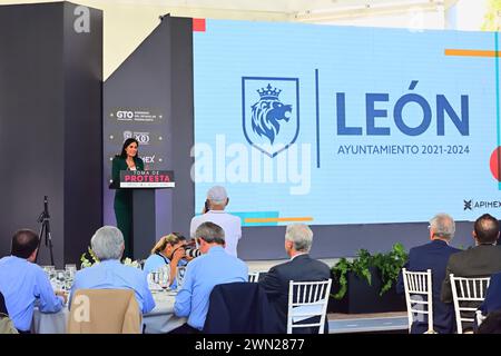 LEON, MESSICO - FEB 28. Alejandra Gutierrez, sindaco della città di Leon durante l'Asociacion de Empresas Proveedoras Industriales de Mexico (Association of Industrial Supplier Companies of Mexico) APIMEX ha eletto il Consiglio di amministrazione 2024 - 2025 presso Hotsson Garden il 28 febbraio 2024 a Leon, Messico. (Foto di JVMODEL) Foto Stock