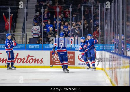28 febbraio 2024: I giocatori dei Rochester Americans celebrano un gol nel primo periodo contro il Syracuse Crunch. I Rochester Americans ospitarono i Syracuse Crunch in una partita della American Hockey League alla Blue Cross Arena di Rochester, New York. (Jonathan tenca/CSM) Foto Stock