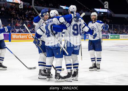 28 febbraio 2024: I giocatori del Syracuse Crunch celebrano un gol nel terzo periodo contro i Rochester Americans. I Rochester Americans ospitarono i Syracuse Crunch in una partita della American Hockey League alla Blue Cross Arena di Rochester, New York. (Jonathan tenca/CSM) Foto Stock