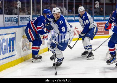 28 febbraio 2024: L'attaccante di Syracuse Crunch Gabriel Fortier (9) pattina nel terzo periodo contro i Rochester Americans. I Rochester Americans ospitarono i Syracuse Crunch in una partita della American Hockey League alla Blue Cross Arena di Rochester, New York. (Jonathan tenca/CSM) Foto Stock