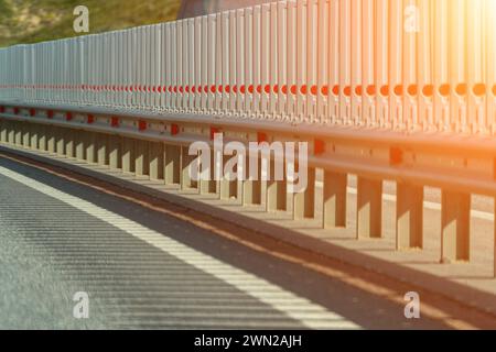 Barriere di sicurezza sull'autostrada. Barriera di sicurezza in acciaio anodizzato. Miglioramento della sicurezza stradale. Foto Stock