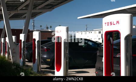 Stazioni di ricarica o punti di ricarica per auto elettriche Tesla Supercharger, ricarica di veicoli elettrici a Santa Monica, California, Stati Uniti Foto Stock