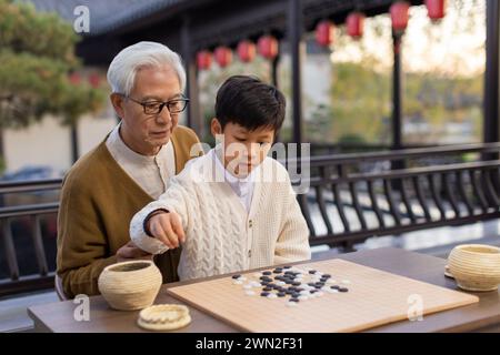 Nonno e nipote che giocano a Go Foto Stock