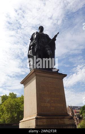 La scultura Prince Albert adorna Prince Albert Road fuori dalla Hyde Park Barracks a Sydney, Australia. Eretto come tributo al Principe Alberto, consorte Foto Stock