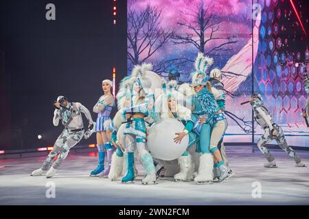 Anteprima der neuen HOLYDAY SU ICE SHOW NO LIMITS a Berlino am 28.02.2024. Premiere - HOLIDAY ON ICE - NO LIMITS *** Premiere del nuovo SPETTACOLO HOLYDAY ON ICE NO LIMITS a Berlino il 28 02 2024 Premiere HOLIDAY ON ICE NO LIMITS Foto Stock