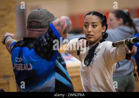 Orlando, Florida, Stati Uniti. 22 febbraio 2024. Gli atleti prendono parte alla pratica del tiro con l'arco durante le prove della squadra Navy Wounded Warrior presso Joint base Pearl Harbor-Hickam, Hawaii, febbraio. 22, 2024. Gli atleti della Marina e della Guardia Costiera che sono gravemente feriti, malati o feriti hanno gareggiato in 11 sport adattati alle loro capacità individuali prima di essere selezionati per partecipare ai Giochi dei Guerrieri del Dipartimento della difesa di quest'anno a Orlando. (Credit Image: © U.S. Coast Guard /ZUMA Press Wire) SOLO PER USO EDITORIALE! Non per USO commerciale! Foto Stock