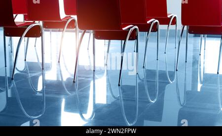 Gruppo di sedie rosse nella normale sala d'attesa vuota Foto Stock