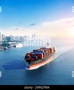 Nave portacontainer di grandi dimensioni in arrivo in porto Foto Stock