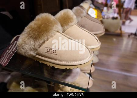 UGG Australia è un marchio rinomato, famoso per i suoi stivali in montone. Fondata nel 1978 dal surfista australiano Brian Smith a Santa Monica, California, UGG A. Foto Stock