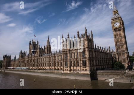 File foto datata 07/08/13 del Palazzo di Westminster, che contiene la camera dei comuni e la camera dei Lord, nel centro di Londra. Una commissione di Westminster esaminerà il ruolo del servizio civile nel sostenere sia il governo britannico che quello scozzese. Data di pubblicazione: Giovedì 29 febbraio 2024. Foto Stock